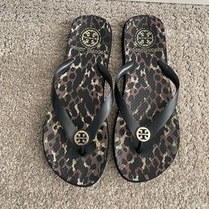 Tory Burch black and animal print flip flops - size 7.5